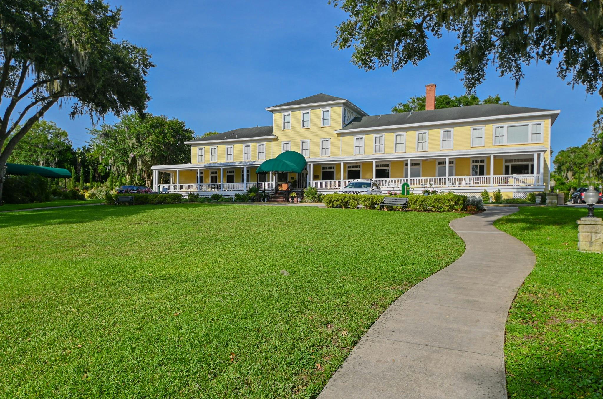 Cover photo of Lakeside Inn
