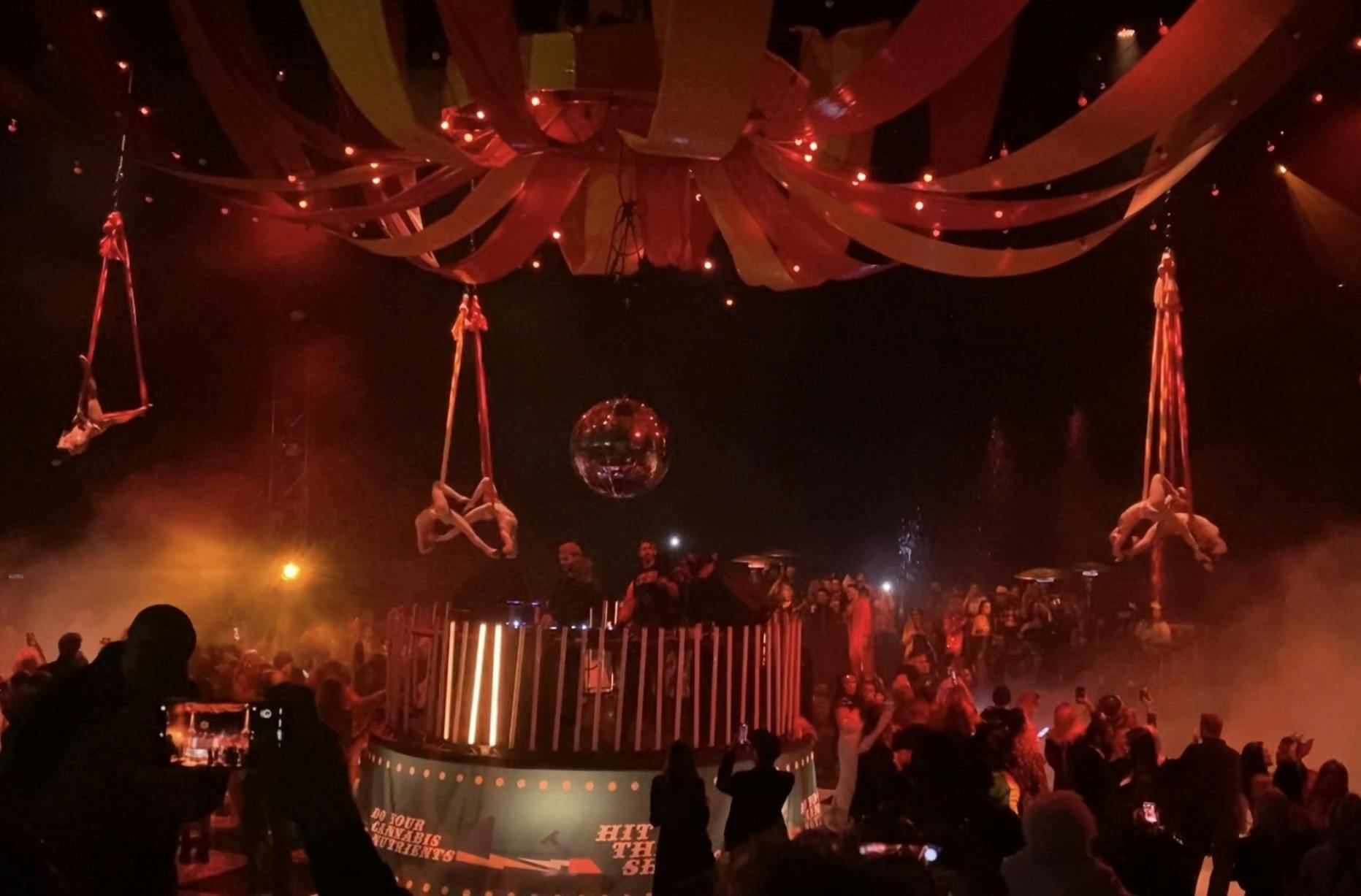 Featured photo from Cirque Lunaire