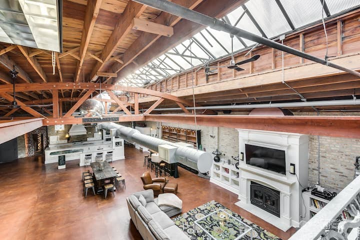 Featured photo from loft606