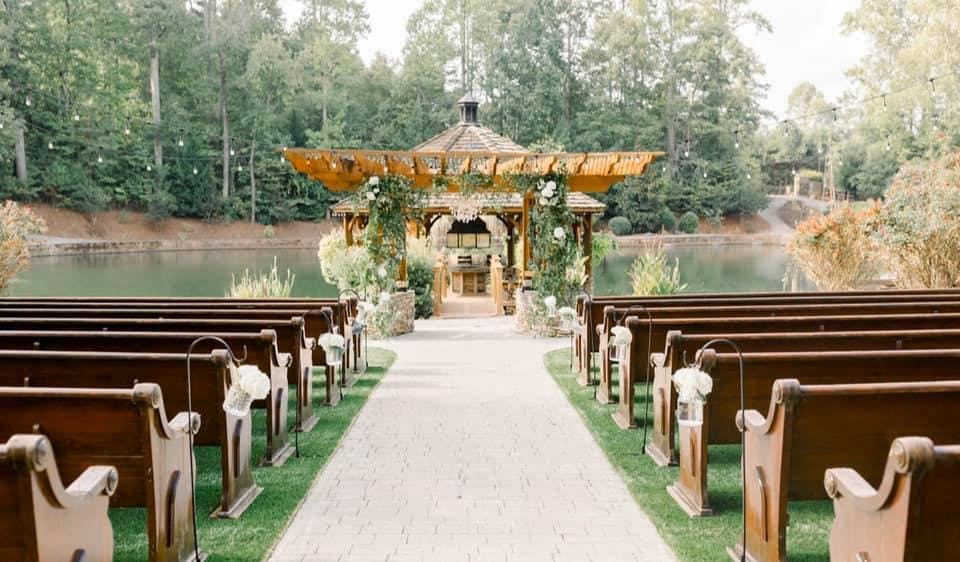 Rocky's Lake Estate, Outdoor event space at Rocky's Lake Estate
