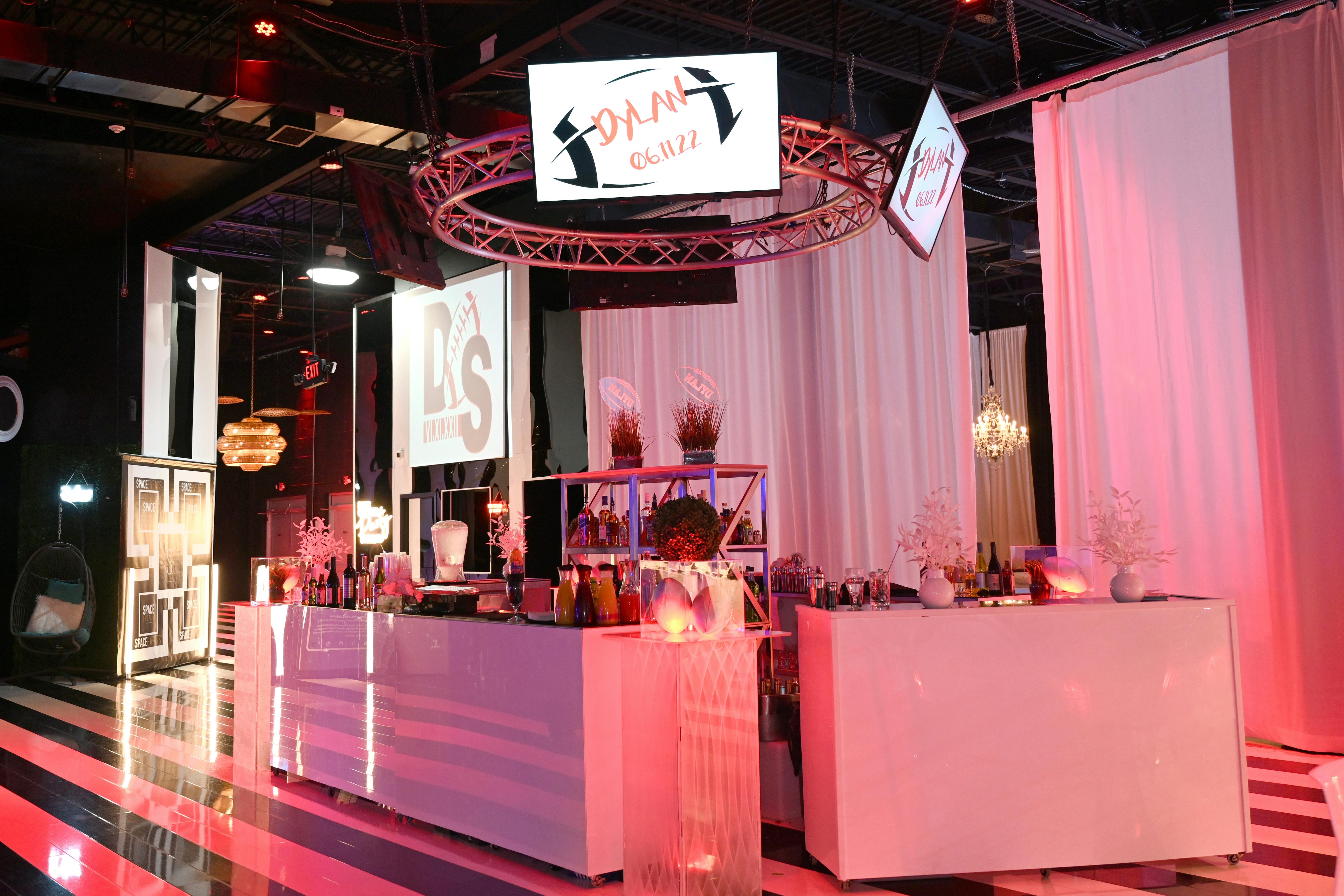 Featured Lounges & Bars photo