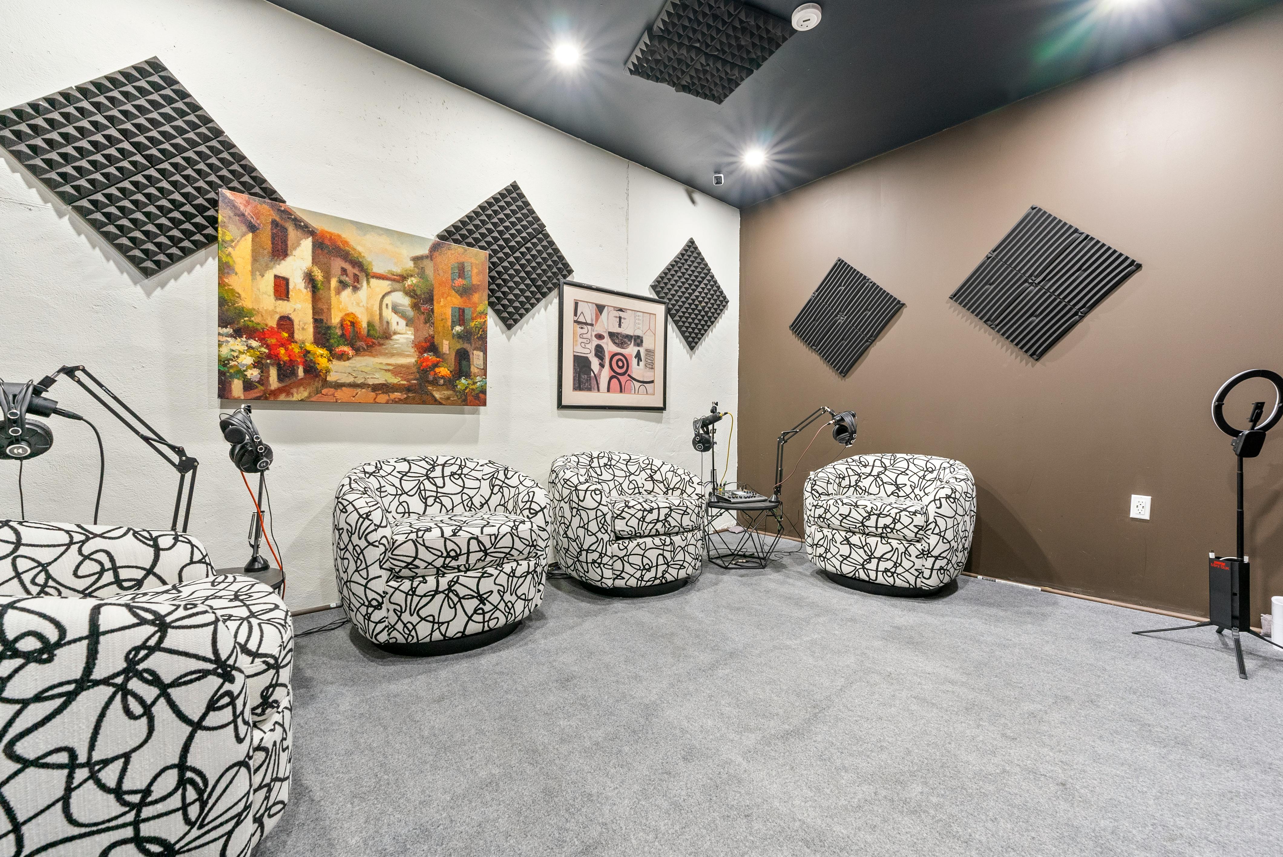 Featured photo from Oxford Studio's 24/7 Podcasting studio